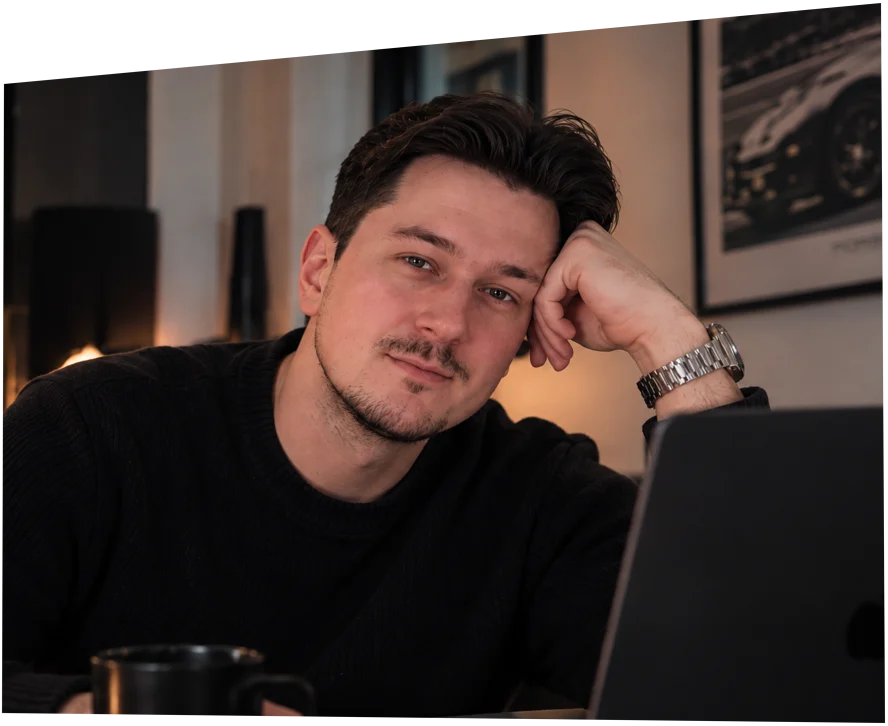 Shamil Musaev vid sitt skrivbord